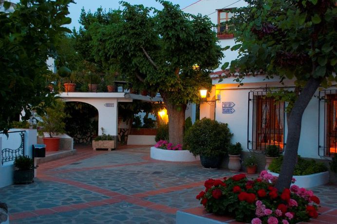 Imagen de los exteriores del Hotel Alcadima. Foto 8