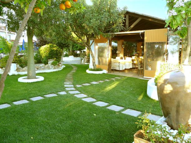 Imagen de los exteriores del Hotel Alcadima. Foto 9