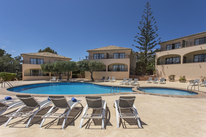 Imagen de la piscina del Hotel Alcanada Golf. Foto 12