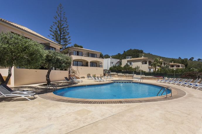 Imagen de la piscina del Hotel Alcanada Golf Hotel. Foto 13