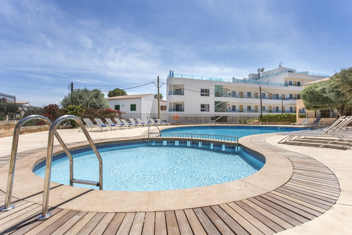 Imagen de la piscina del Hotel Alcanada Golf Hotel. Foto 14