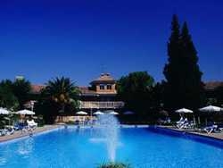 Imagen de la piscina del Hotel Alcano. Foto 6