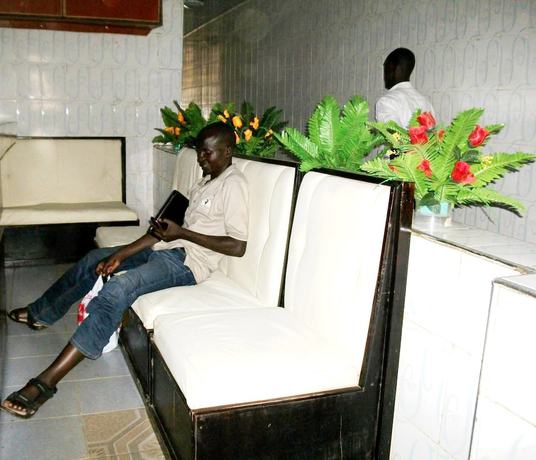 Imagen de los interiores del Hotel Alcazar, Ciudad de Kakamega. Foto 15