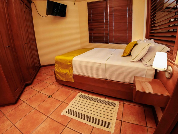 Imagen de la habitación del Hotel Alcazar Suites. Foto 2
