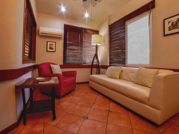 Imagen de los interiores del Hotel Alcazar Suites. Foto 8
