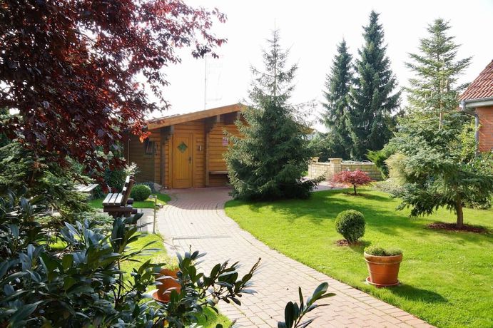 Imagen de los exteriores del Hotel Alcedo. Foto 15