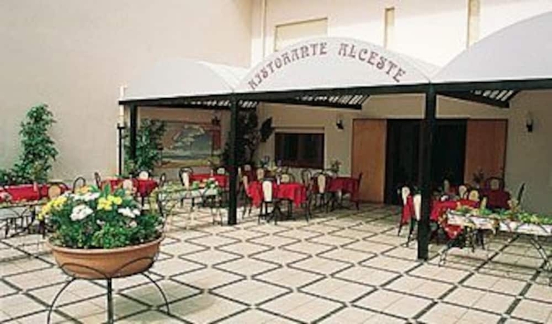 Imagen de los exteriores del Hotel Alceste. Foto 10