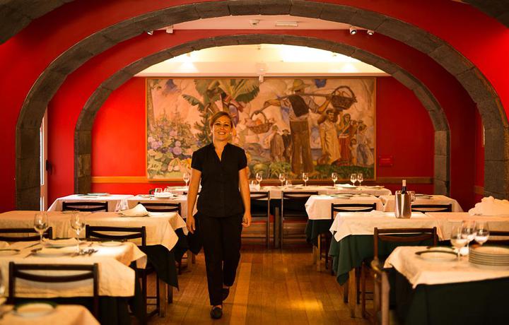 Imagen del bar/restaurante del Hotel Alcides. Foto 2