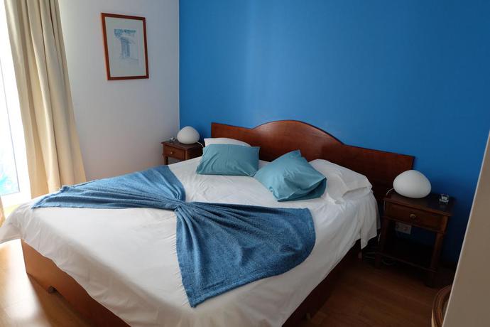 Imagen de la habitación del Hotel Alcides. Foto 4