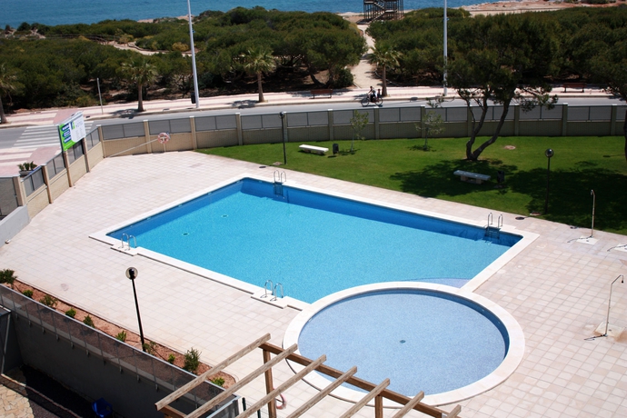 Imagen de la piscina del Hotel Alcoceber Suites. Foto 14