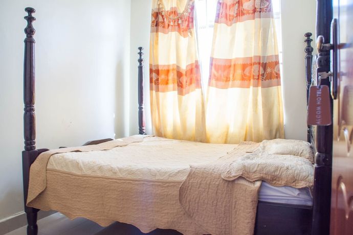 Imagen de la habitación del Hotel Alcom. Foto 17