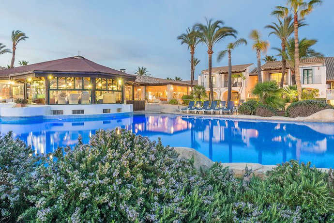 Imagen de la piscina del Hotel Alcudiamar Marina Residence. Foto 14