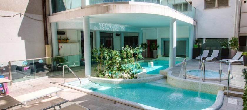 Imagen de la piscina del Hotel Alda Amelia. Foto 16