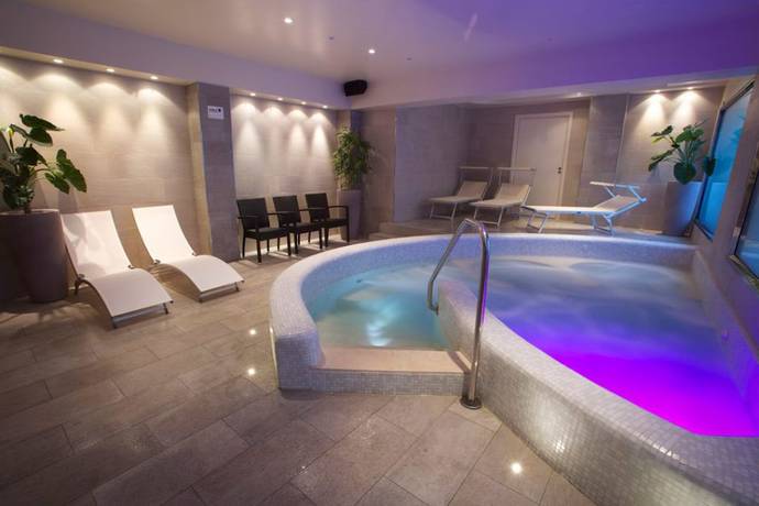 Imagen de la piscina del Hotel Alda Amelia. Foto 17