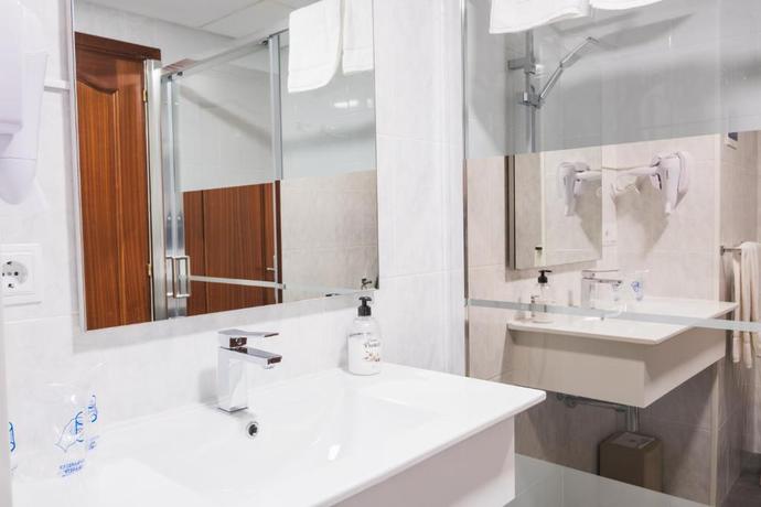 Imagen de la habitación del Hotel Alda Arteixo. Foto 15