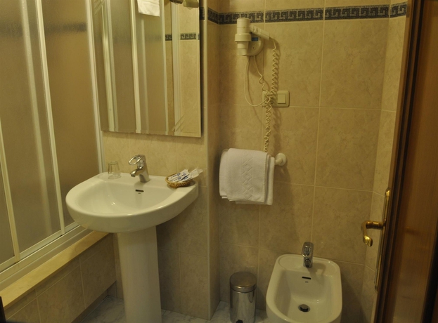 Imagen de la habitación del Hotel Alda Orzán. Foto 8