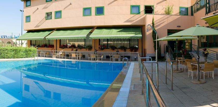 Imagen de la piscina del Hotel Alda Río Tormes. Foto 7