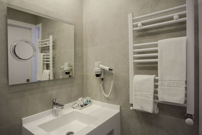 Imagen de la habitación del Hotel Alda San Bieito. Foto 14