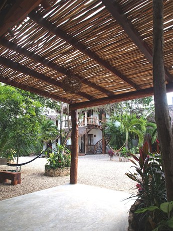 Imagen de los exteriores del Hotel Aldea Balam. Foto 15