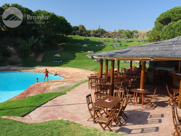 Imagen de la piscina del Hotel Aldeamento da Prainha. Foto 36