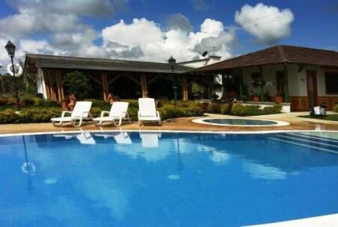 Imagen de la piscina del Hotel Aldeases Resort. Foto 11