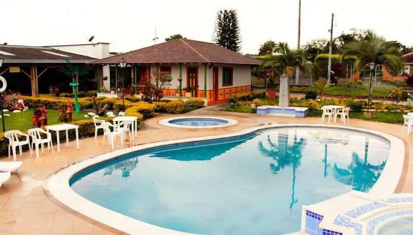 Imagen de la piscina del Hotel Aldeases Resort. Foto 12