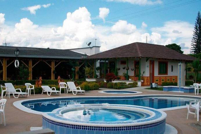 Imagen de la piscina del Hotel Aldeases Resort. Foto 13