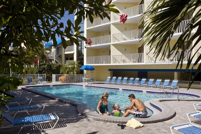 Imagen de la piscina del Hotel Alden Suites. Foto 12