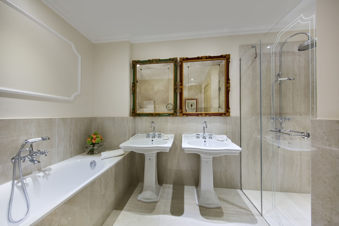 Imagen de la habitación del Hotel Aldrovandi Villa Borghese. Foto 7