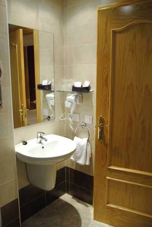 Imagen de la habitación del Hotel Alegría, Baños de Montemayor. Foto 11