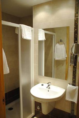 Imagen de la habitación del Hotel Alegría, Baños de Montemayor. Foto 15