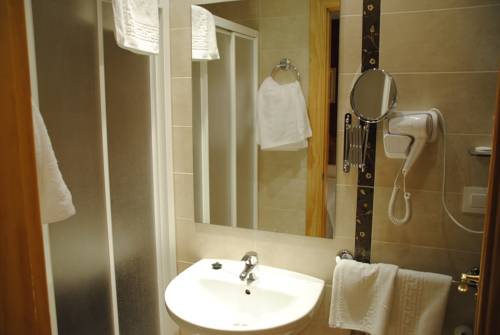 Imagen de la habitación del Hotel Alegría, Baños de Montemayor. Foto 16