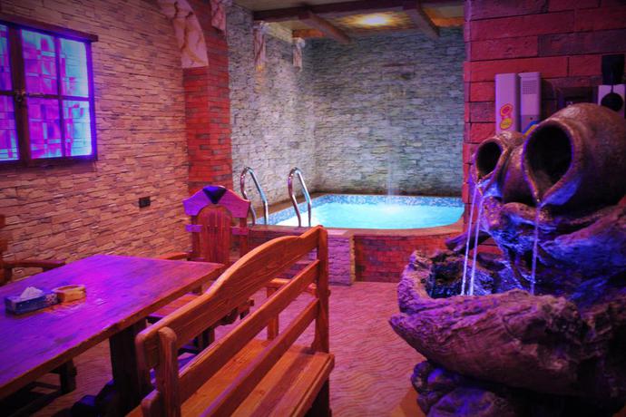 Imagen de la piscina del Hotel Aleppo, Erev&aacute;n. Foto 11