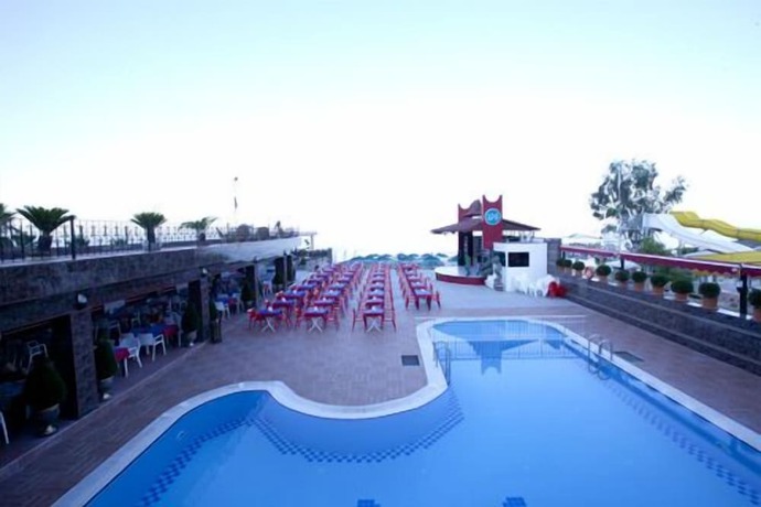 Imagen de la piscina del Hotel Aleria Belport Beach. Foto 18