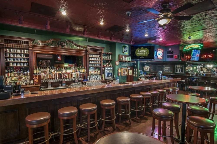 Imagen del bar/restaurante del Hotel Alex Johnson Rapid City, Curio Collection By Hilton. Foto 2