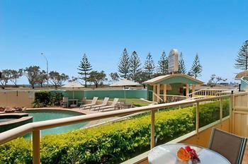 Imagen de la piscina del Hotel Alex Seaside Resort. Foto 16