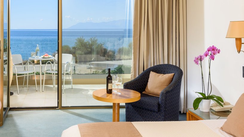 Imagen de la habitación del Hotel Alexander Beach and Spa. Foto 5