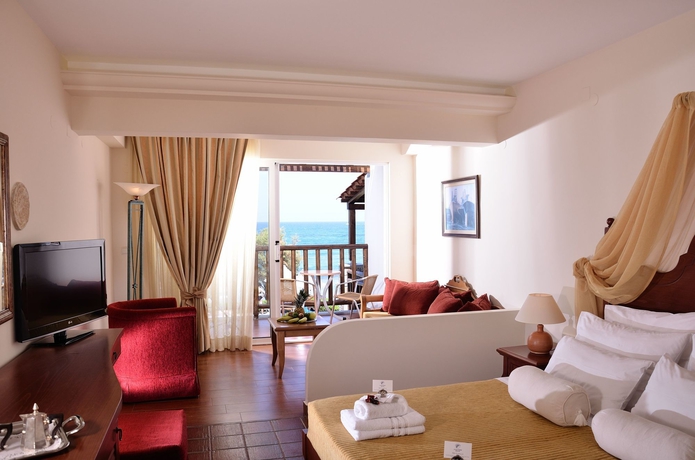 Imagen de la habitación del Hotel Alexander Beach and Village Resort. Foto 2