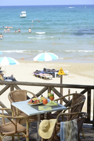 Imagen de los exteriores del Hotel Alexander Beach and Village Resort. Foto 13