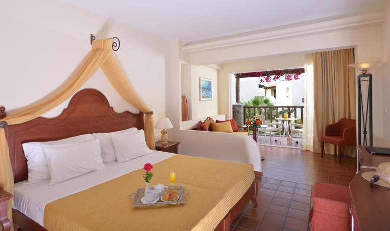 Imagen de la habitación del Hotel Alexander Beach and Village Resort. Foto 10