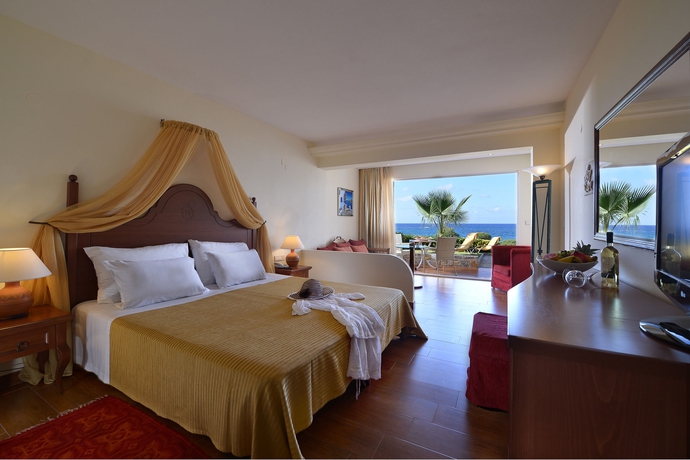 Imagen de la habitación del Hotel Alexander Beach and Village Resort. Foto 11