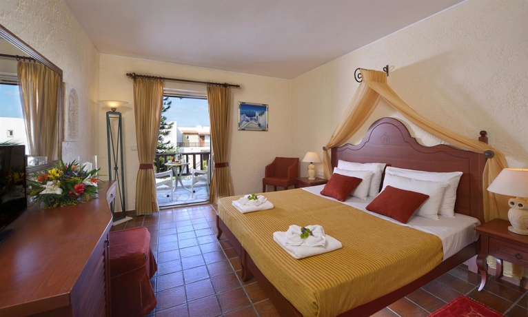 Imagen de la habitación del Hotel Alexander Beach and Village Resort. Foto 12