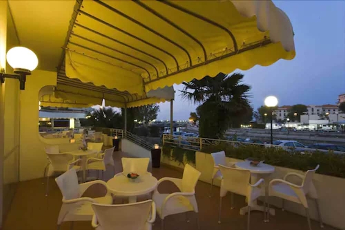 Imagen de los exteriores del Hotel Alexander, Cattolica. Foto 13