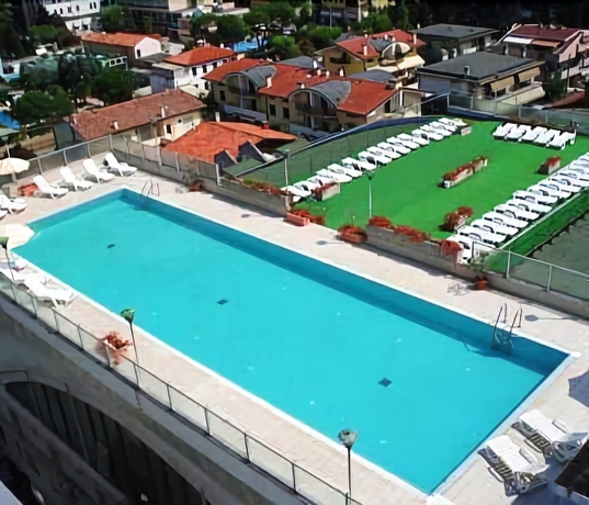 Imagen de la piscina del Hotel Alexander Palace. Foto 17