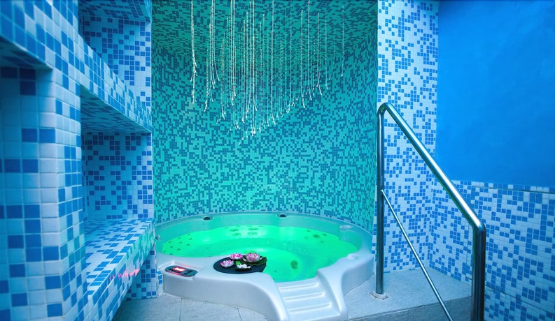 Imagen de la piscina del Hotel Alexander Palace. Foto 18