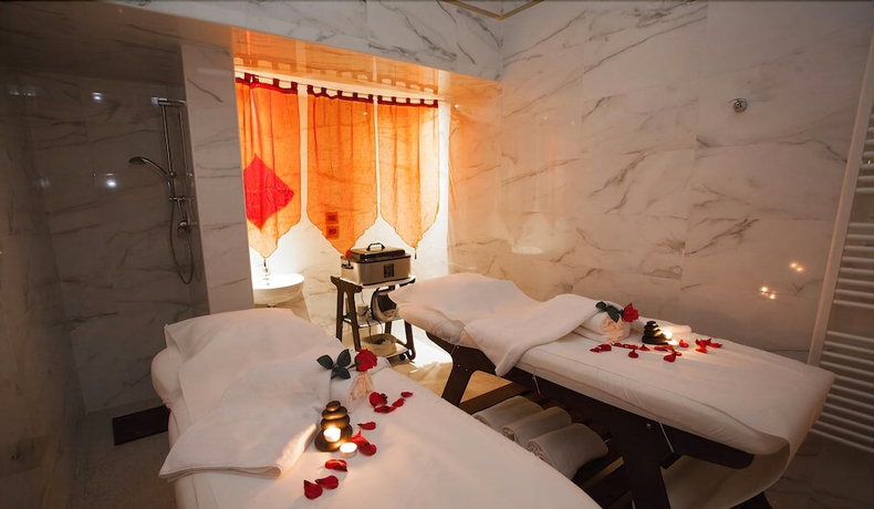 Imagen de la piscina del Hotel Alexander Palace. Foto 19