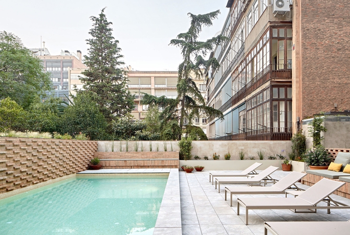 Imagen de la piscina del Hotel Alexandra Barcelona , Curio Collection By Hilton. Foto 15