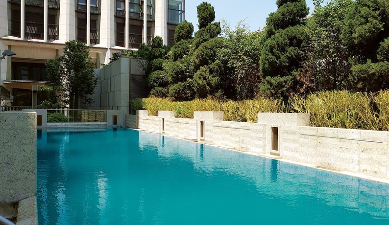 Imagen de la piscina del Hotel Alexandra, Hong Kong. Foto 19