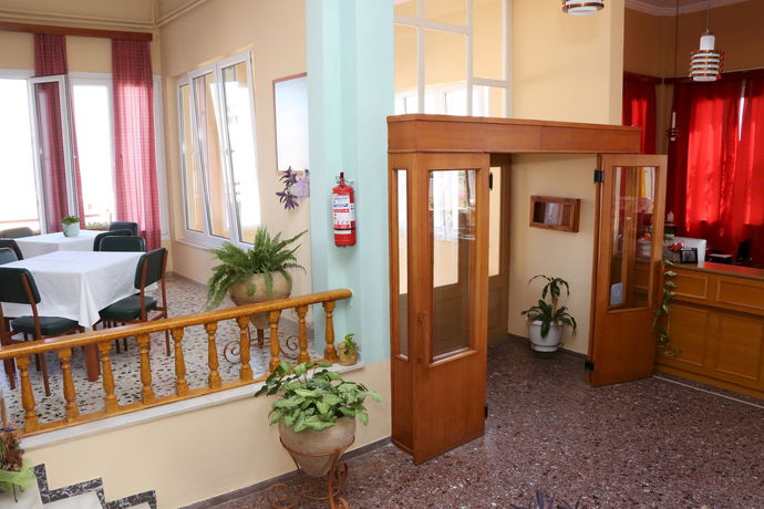 Imagen del bar/restaurante del Hotel Alexandra, Megas Gialos Varis. Foto 5