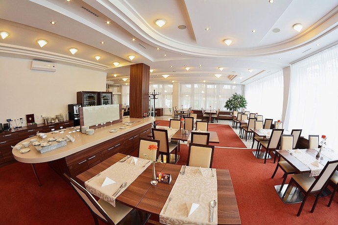 Imagen del bar/restaurante del Hotel Alexandra &Scaron;port. Foto 3